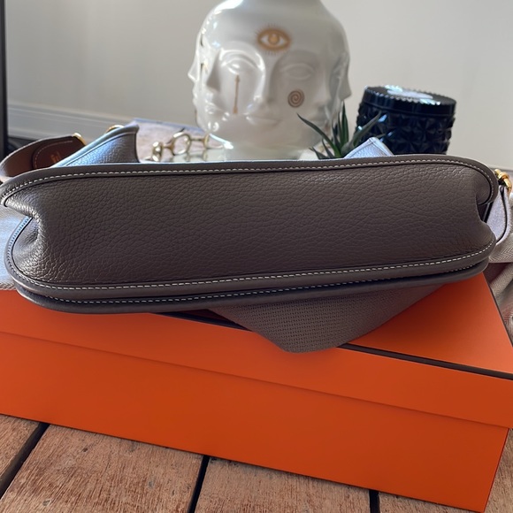 Hermes Evelyn’s Poche III 29 Clemence Etoupe Crossbody Bag with gold hardware - Picture 11 of 13
